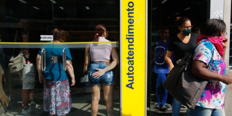 Bancos reabrem após feriado de carnaval