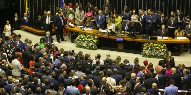 Deputados tomam posse na Câmara dos Deputados