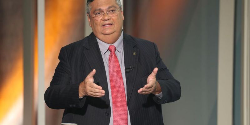 Flávio Dino critica “penetração indevida da política nos quartéis”
