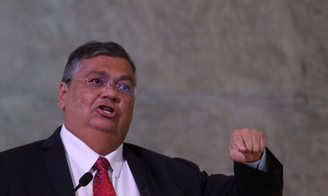 Feliciano é bloqueado por Dino, e ministro reclama de “politização”
