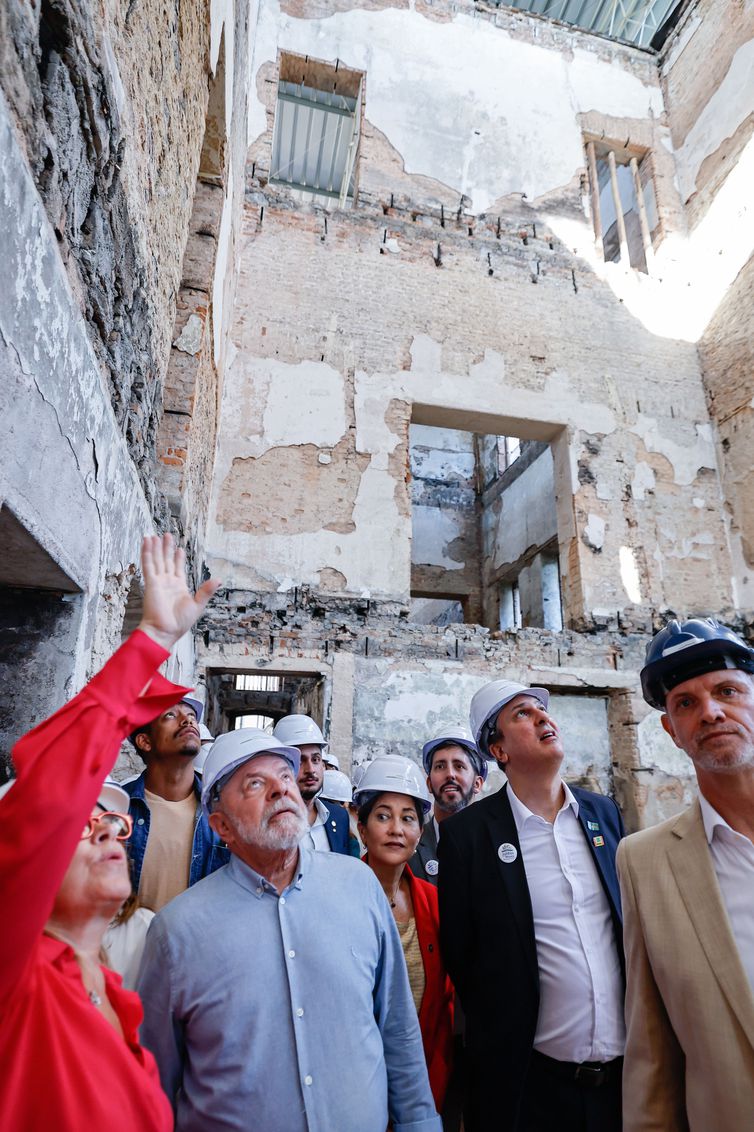 23.03.2023 - Presidente da República, Luiz Inácio Lula da Silva, durante visita guiada às obras de reconstrução do Museu Nacional.  Quinta da Boa Vista, São Cristóvão – Rio de Janeiro - RJ.  Foto: Ricardo Stuckert/PR