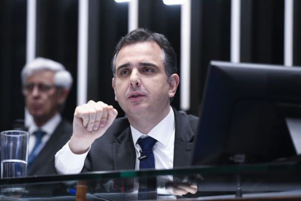 Senadores se unem a Pacheco na batalha contra Lira