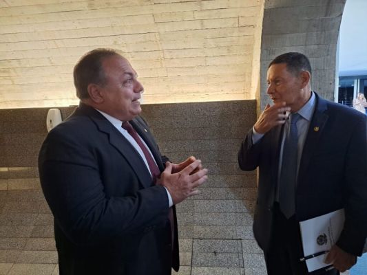 Pazuello e Mourão encontram-se no Senado