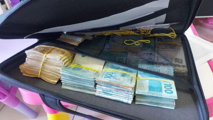 PF apreende R$ 150 mil em caixa trancada com cadeado e cumpre mandado em prefeitura do Sertão