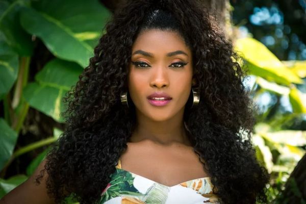 Atriz Érika Januza interpreta Maria no espetáculo da Paixão de Cristo em João Pessoa