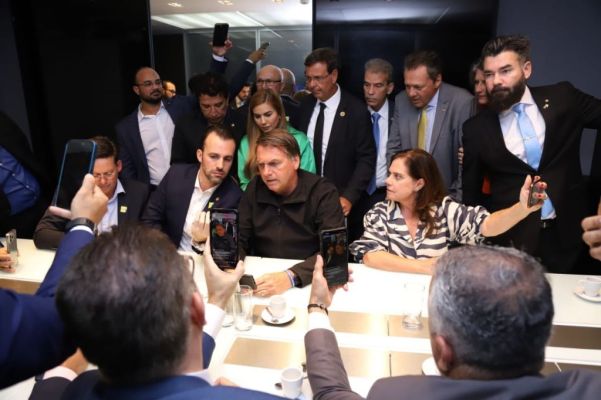 Partidos de oposição disputam protagonismo de Bolsonaro
