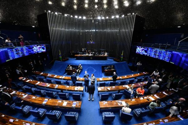 Senadores decidem trabalhar só três dias  por semana