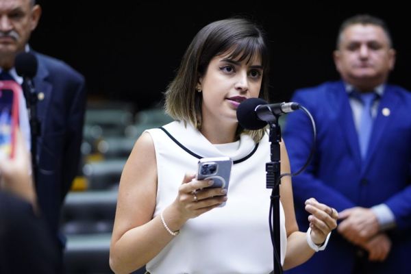 Parlamentares pedem a cassação de Nikolas Ferreira após discurso transfóbico na Câmara