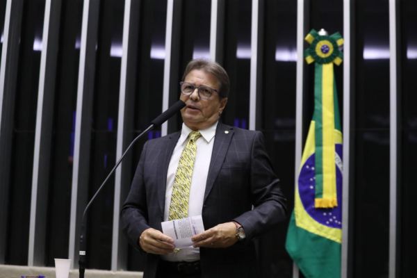 “Entre tapas e beijos”, homens são denunciados injustamente, diz deputado. Veja vídeo