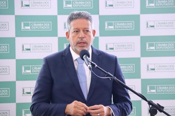 Lira joga lenha na fogueira e congela tramitação de MPs