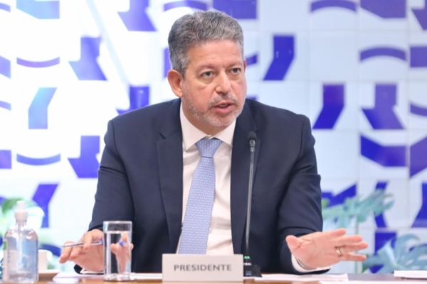 Na briga por poder, Lira não dará folga ao governo