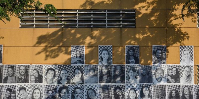 Cidade do Samba é coberta por retratos de mães de todo o país
