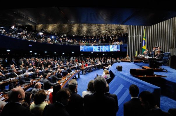 Senadores pressionam Arthur Lira para retomar comissão mista de MPs
