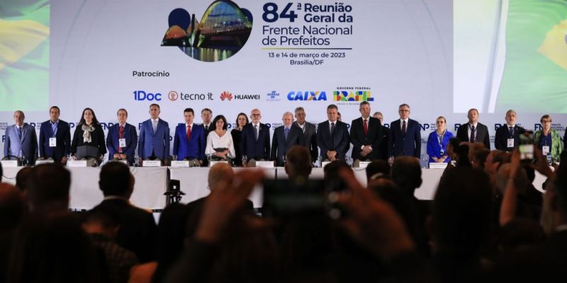 Lula quer banco público emprestando para obras em municípios