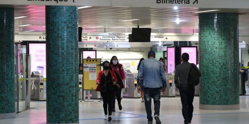 Com metroviários em greve, três linhas de metrô estão paradas, em SP