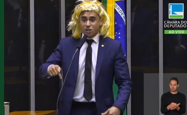 Nikolas e a triste e perigosa lacração da peruca transfóbica