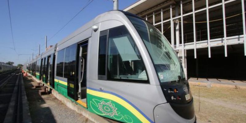 Estrutura do VLT de Cuiabá começa a ser desmontada após abandono