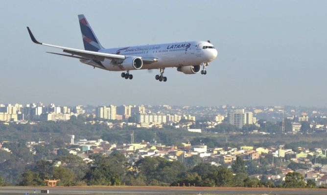 CCJ do Senado aprova projeto que assegura assentos próximos em voos para pais e filhos