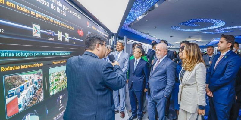 Lula visita centro de pesquisa de empresa de tecnologia em Xangai