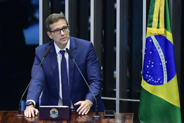 Campos Neto explica taxa de juros: veja ao vivo