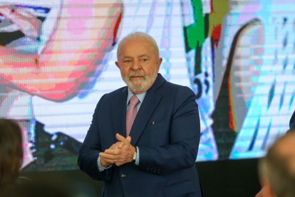 Lula antecipa viagem a Portugal em meio à crise do GSI