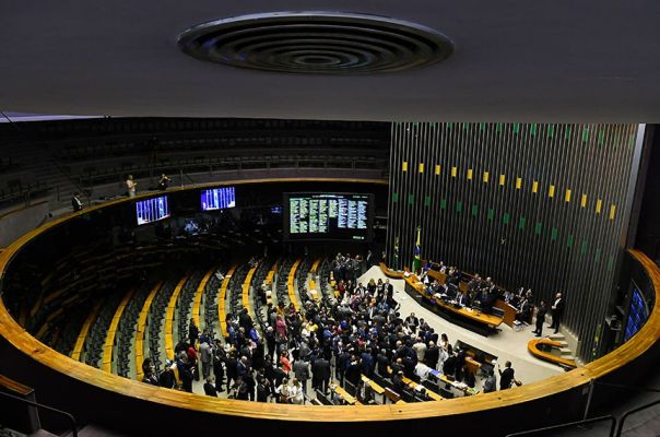 Congresso aprova reajuste salarial do serviço público