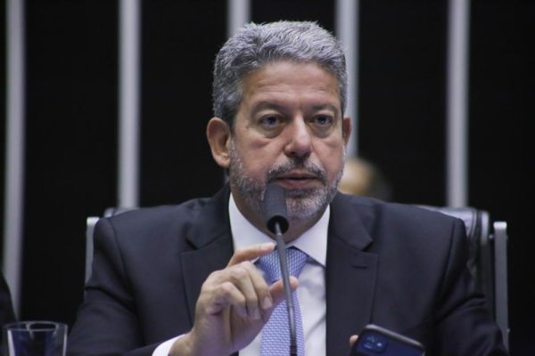 Urgência do PL das Fake News será votada nesta terça-feira, anuncia Lira