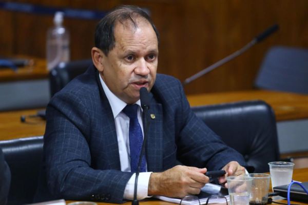 “Bibliofobia no Brasil é mais forte que homofobia”, afirma líder da bancada Evangélica