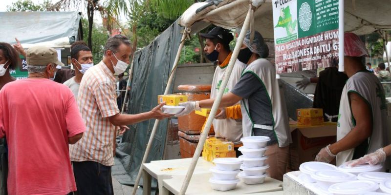 População em situação de rua de SP enfrenta frio e baixa em doações