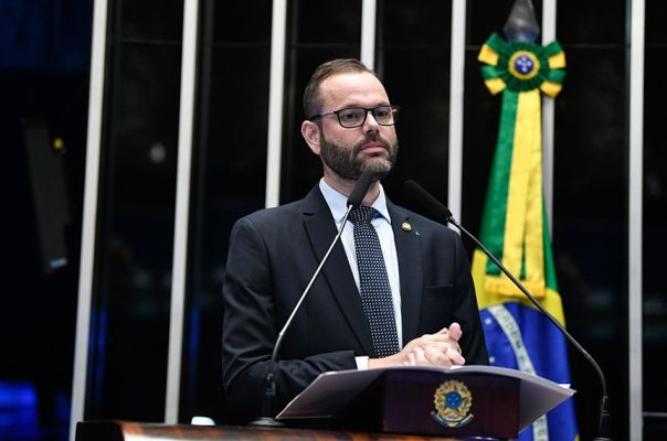 Depois de empregar Jair Renan, senador nomeia genro de Michelle Bolsonaro em gabinete