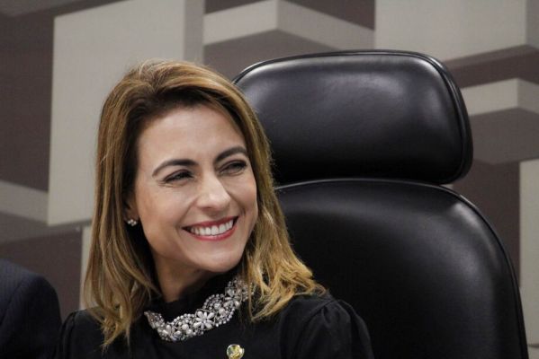 Soraya Thronicke recebe alta de UTI, e segue tratamento de casa