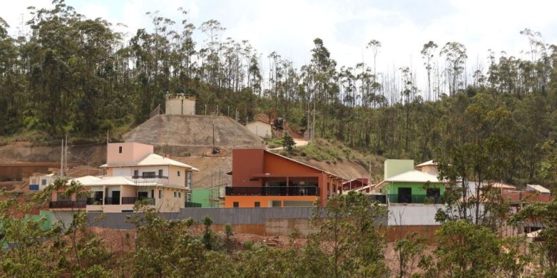 Sete anos e meio após tragédia, 4 famílias recebem casas em Mariana