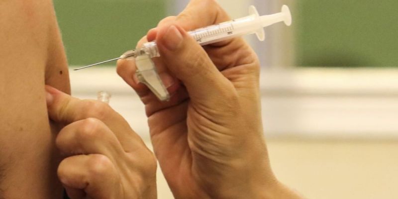 Covid-19: 833 mil idosos ainda não tomaram dose de reforço no Rio