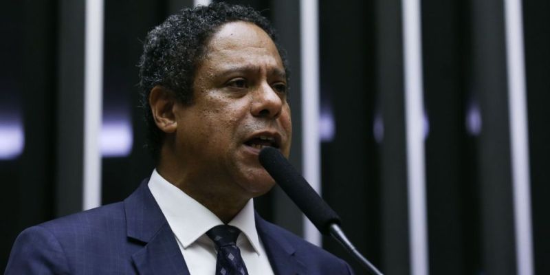 Relator protocola parecer do PL das Fake News