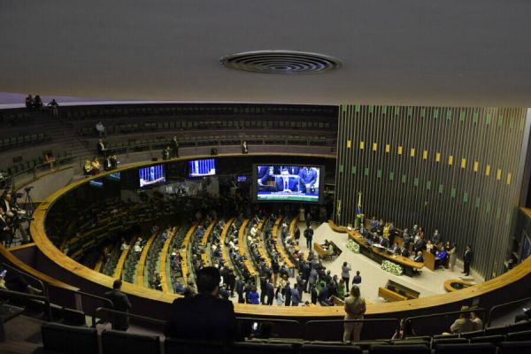 Câmara aprova punição a quem discriminar políticos, parentes ou réus