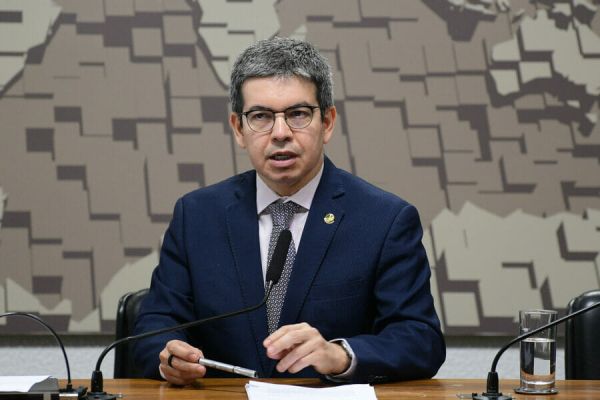 Randolfe afirma que tomou decisão de desfiliação da Rede “na madrugada”