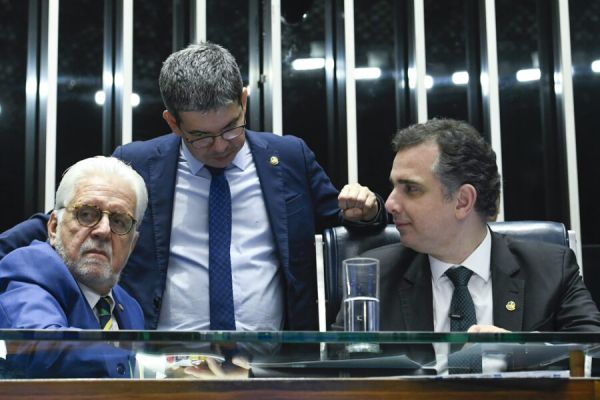 Senadores travam urgência do arcabouço fiscal
