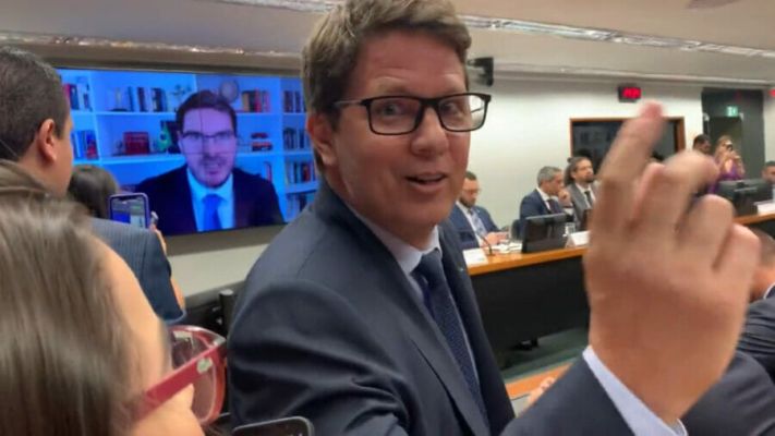 Mario Frias é flagrado agredindo jornalista Guga Noblat