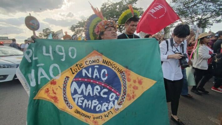 Indígenas caminham até o Congresso contra o Marco Temporal