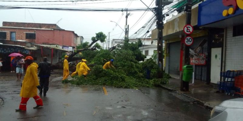 Chuva forte coloca Recife em alerta máximo e suspende aulas