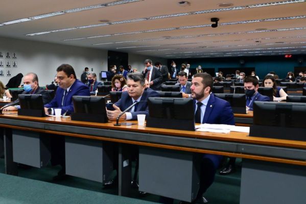 Anistia de multa aos partidos: veja como cada deputado votou na CCJ