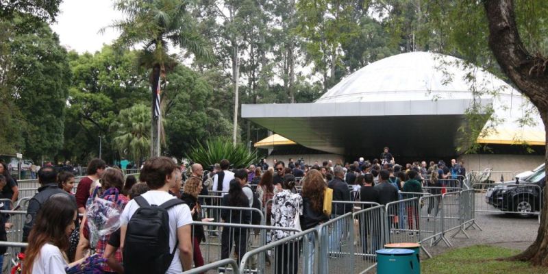 Homenagens de fãs, cantorias e declarações marcam velório de Rita Lee
