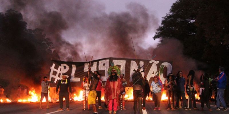 PM atira bombas de gás contra protesto indígena e libera rodovia em SP