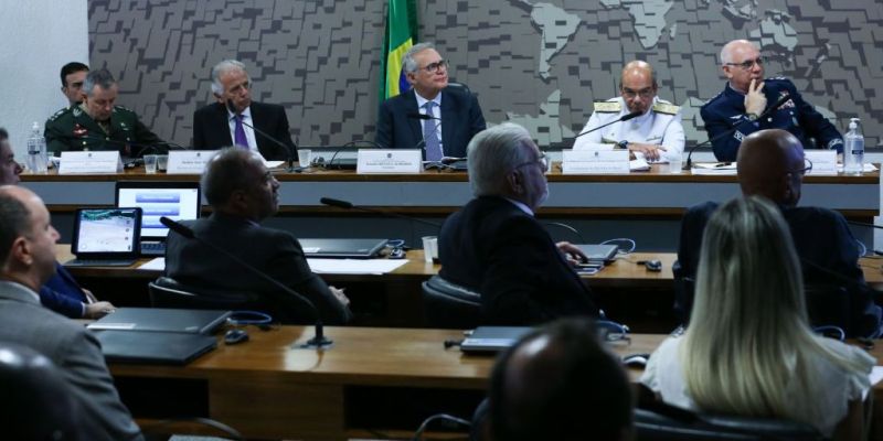 Múcio defende que militar para entrar na política deve deixar a Força