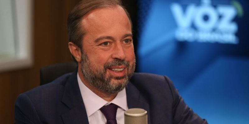 Postos serão fiscalizados para garantir queda nos preços, diz ministro