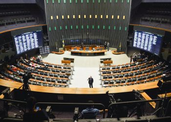 Câmara aprova projeto polêmico que prevê prisão para quem negar abertura de conta a políticos
