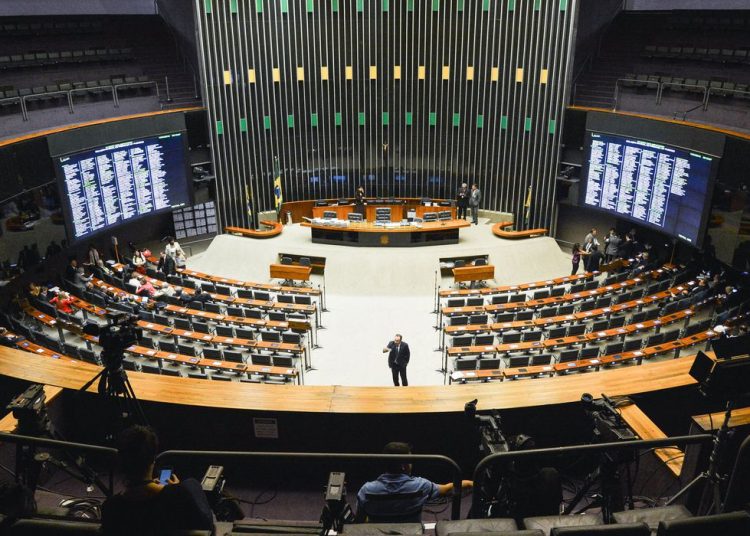 Câmara aprova projeto polêmico que prevê prisão para quem negar abertura de conta a políticos