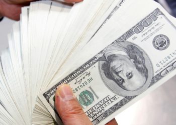 Dólar cai para R$ 4,77 e fecha no menor valor em mais de um ano