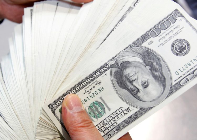 Dólar cai para R$ 4,77 e fecha no menor valor em mais de um ano