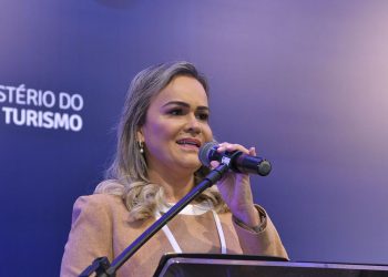 Lula mantém ministra do Turismo no cargo